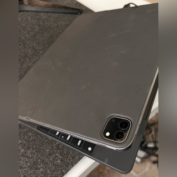 Apple Magic Keyboard for the iPad Pro 12.9 inch (6th generation) - Picture 3 of 4